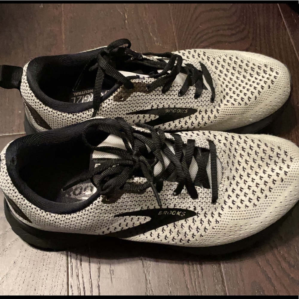 Women’s Brooks size 6.5